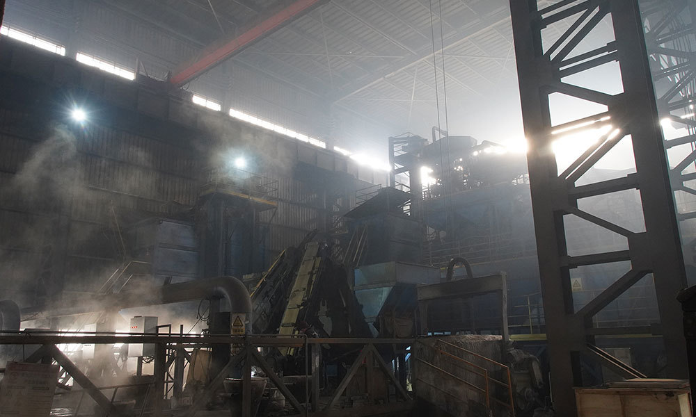 Steam during steel abrasive quenching process Steam during steel abrasive quenching process