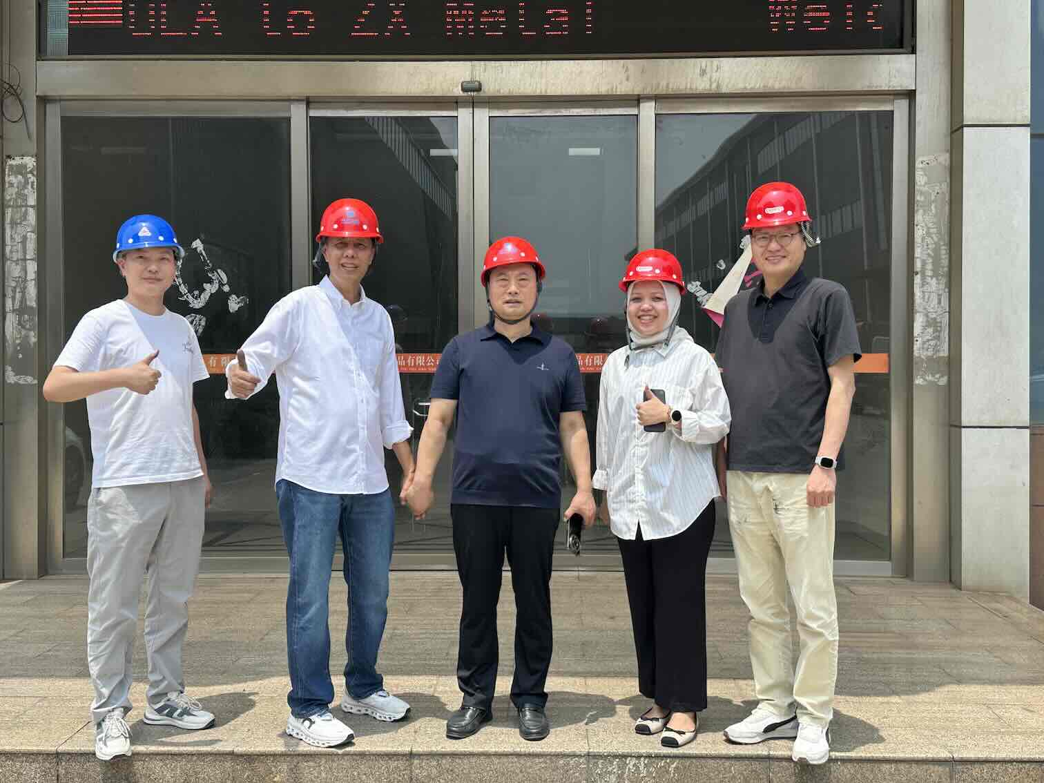 Parceiro indonésio visita a Zhongxing Metal para inspecionar nova linha de produção.